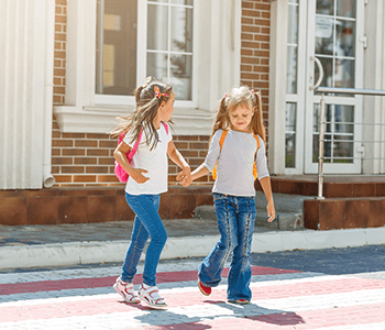 Enfants passage pi&eacute;ton