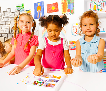 Enfant fabrique des bijoux