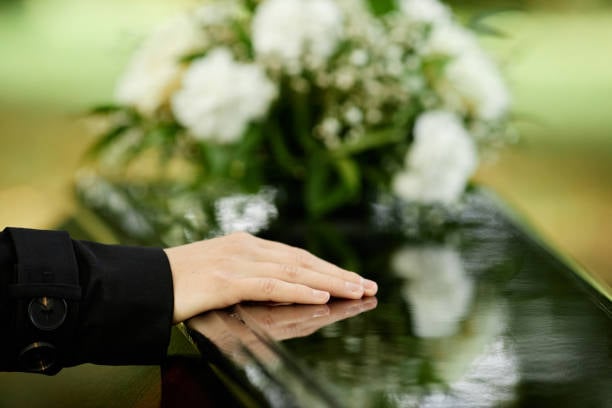 Main pos&eacute;e sur une tombe
