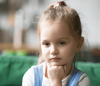 Petite fille ennuy&eacute;e