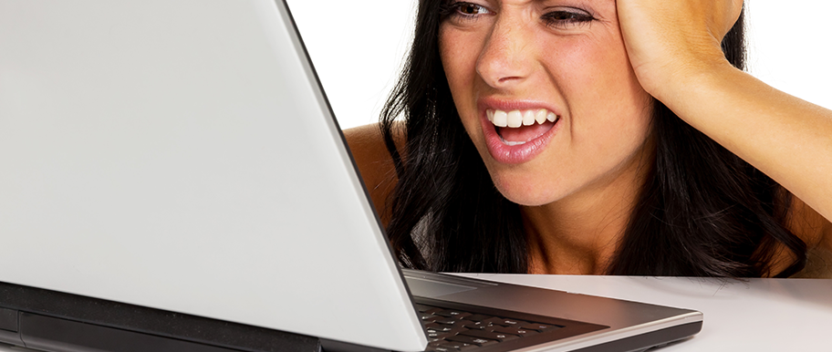 femme énervée devant son ordinateur