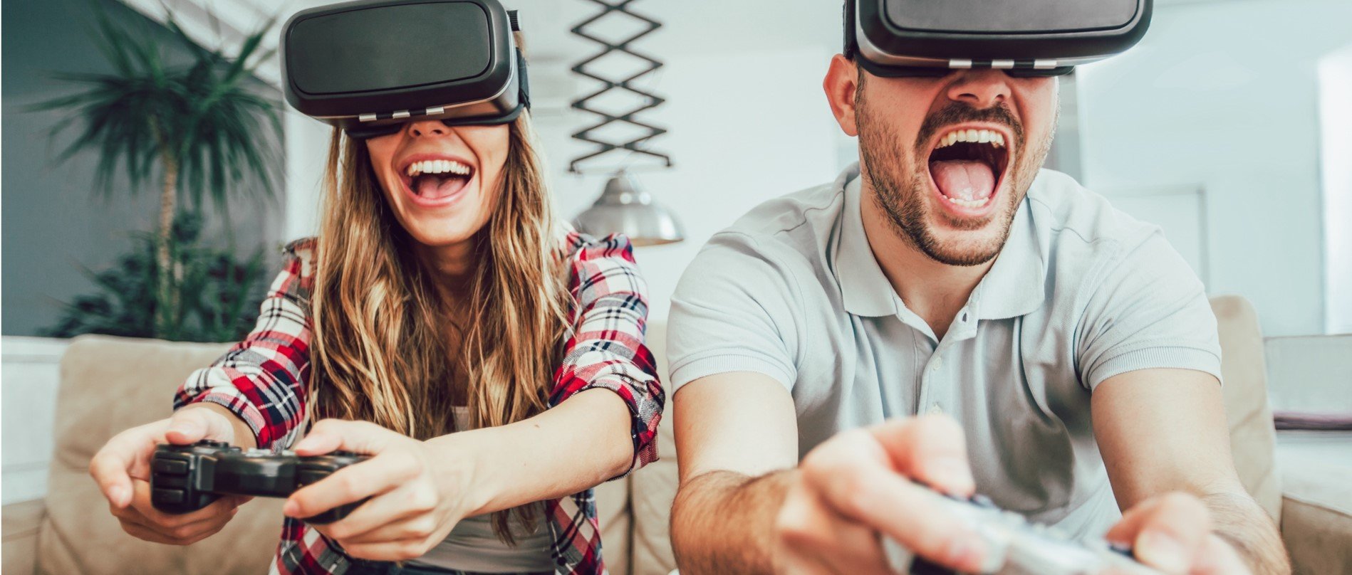 couple joue jeux vidéo réalité virtuelle
