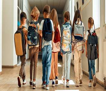 Personnes qui marche &agrave; l'&eacute;cole