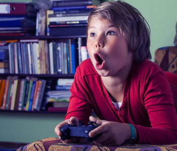 enfant joue jeux vid&eacute;o
