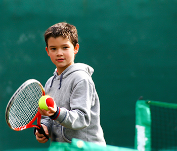 Enfant qui joue au tennis
