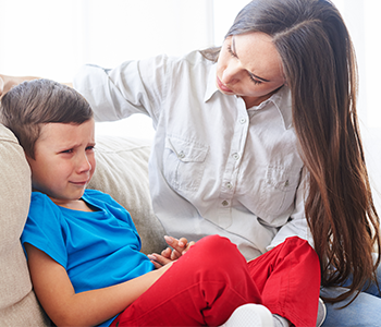 M&egrave;re regarde son fils pleurer