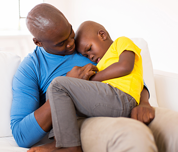 P&egrave;re qui r&eacute;conforte son enfant