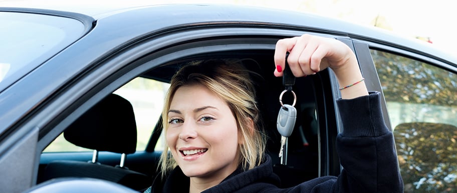 femme avec clés de voiture dans la main