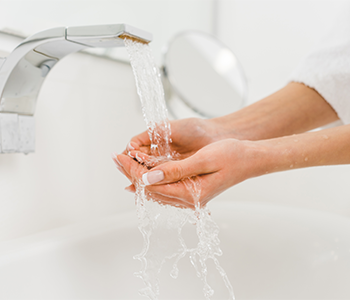 lavez vous régulièrement les mains pour éviter les bactéries
