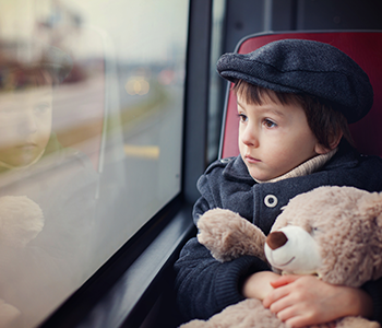 enfant seul avec son nounours