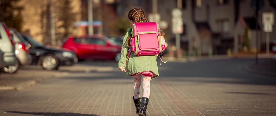 enfant en route pour l'école