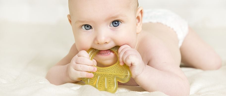 Un anneau de dentition avec gel percé est-il dangereux pour bébé ?