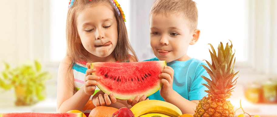 enfants mangent des fruits