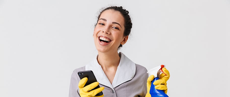 femme nettoie son smartphone