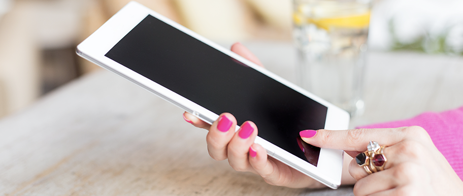 Femme en rose touche sa tablette Android