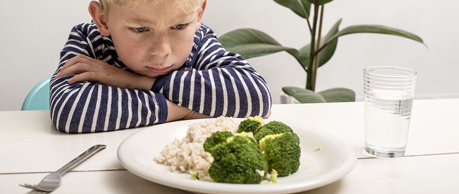 Ton enfant refuse de manger : 3 règles de base pour gérer la situation
