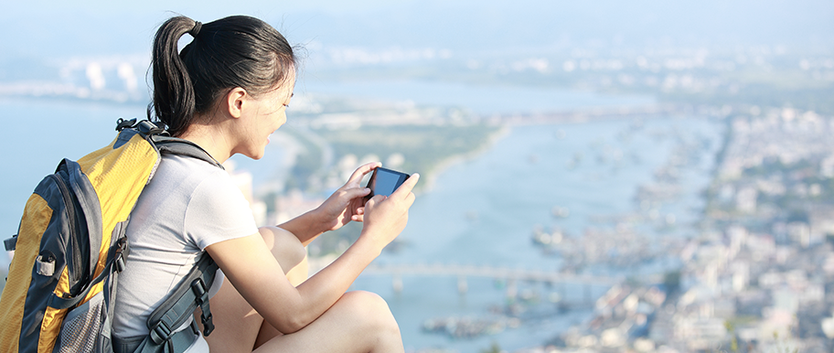 Une femme en road trip à l'étranger profite de son roaming data