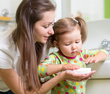 M&egrave;re lave les mains de sa fille