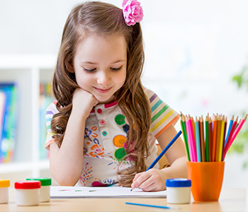 enfant dessine