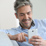 Homme avec son smartphone