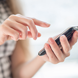 femme utilise smartphone