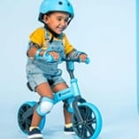 enfant circule en draisienne