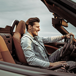 homme dans sa voiture de luxe