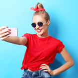 Ado prend un selfie
