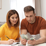 couple compte ses économies