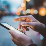 Une femme ne comprend pas pourquoi son écran de téléphone scintille