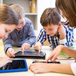 enfants apprenant avec une tablette