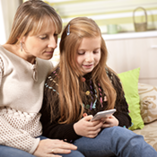 mère et fille regardent smartphone