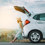 femme sur la route en voiture pendant les vacances