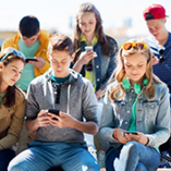 lycéens sur leur téléphone