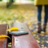 smartphone posé sur un banc