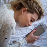 femme endormie avec son smartphone