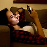 femme allongée sur son téléphone