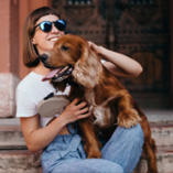 femme avec chien dans ses bras