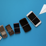 Innovation du téléphone portable sur fond bleu