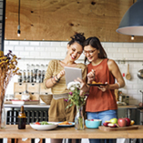 femme utilisent tablette cuisine
