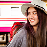 jeune femme voyage à l'étranger