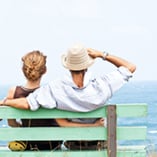 couple sur un banc à la plage