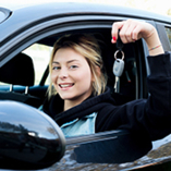 femme avec clés de voiture dans la main