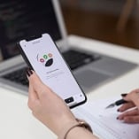 femme avec smartphone