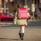 enfant en route pour la rentrée scolaire