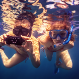couple qui prend une photo dans l'eau