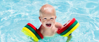 bébé dans l'eau