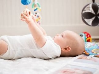 bébé à la crèche