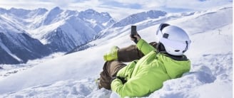 homme dans la neige avec son smartphone
