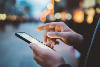 une main tenant un smartphone